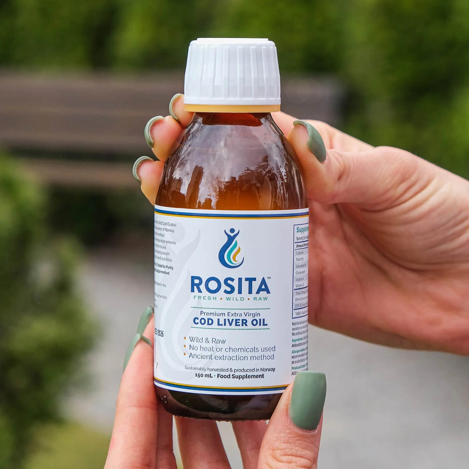 Рибено масло от треска, източник на омега-3, витамин А и витамин D3.